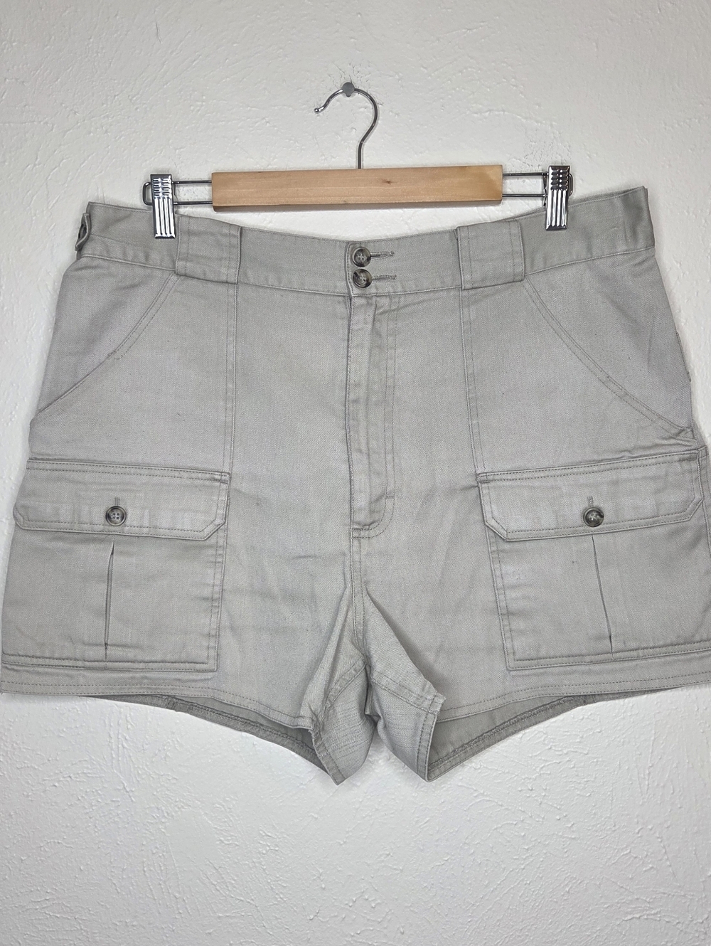 Tilley Endurables Utility Cargo Shorts Mens 34 Khaki Hiking Gorpcore Canada Made